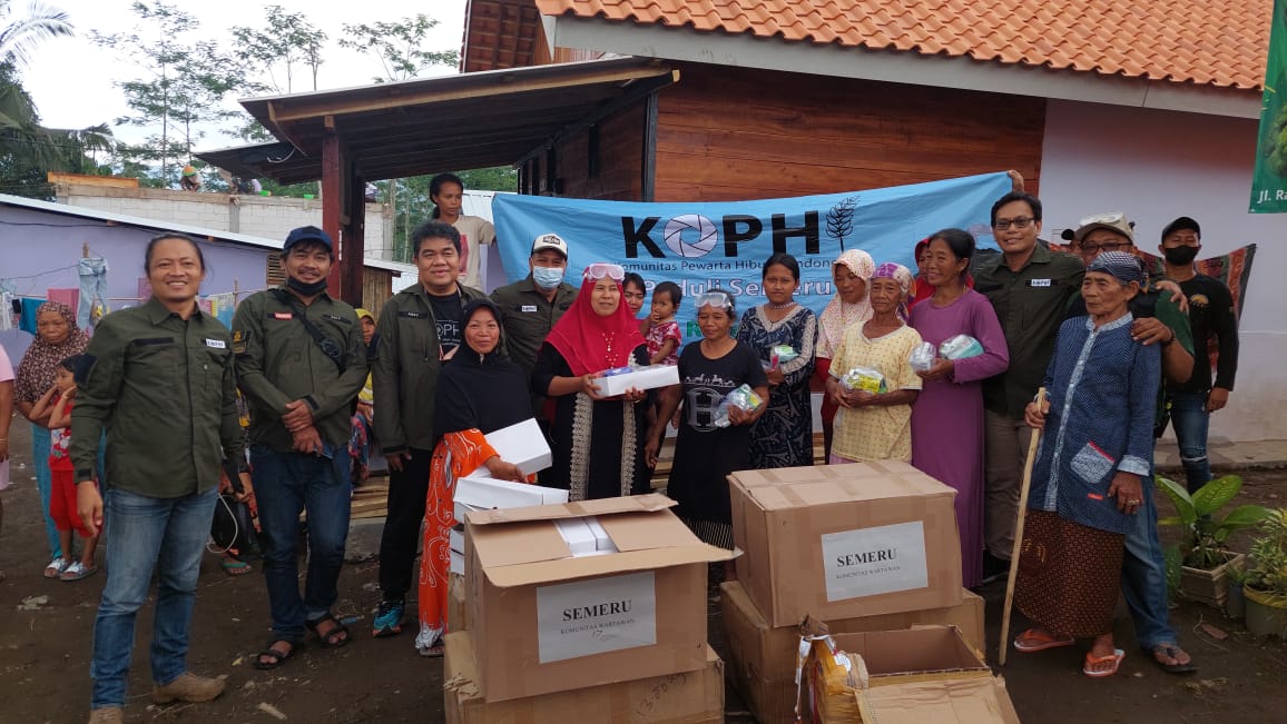 Tim KoPHI menyerahkan bantuan di Dusun Renteng, Desa Sumberluwuh, Kecamatan Candipuro, Lumajang, Jawa Timur.