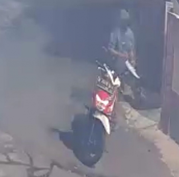 Tangkapan gambar CCTV di rumah yang disatroni maling.