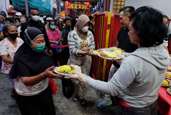 Vihara Dharma Bhakti Bagikan Menu Bukber di Bulan Ramadan. foto dok. dsp Vihara Dharma Bhakti Bagikan Menu Bukber di Bulan Ramadan. foto dok. dsp