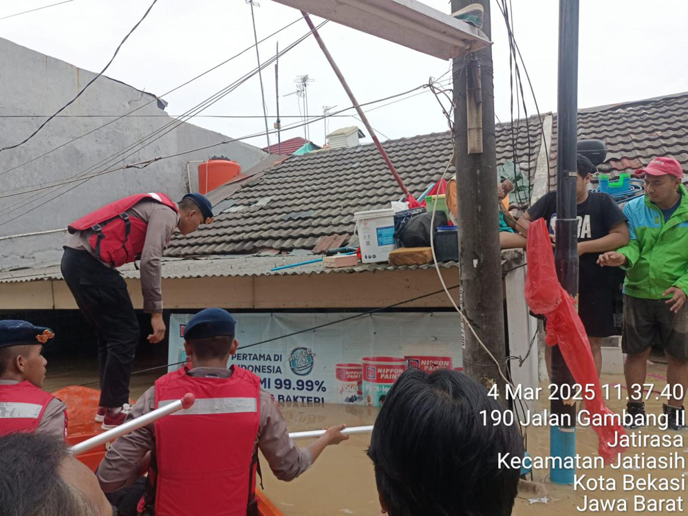 Brimob Polda Metro Jaya Evakuasi Warga Banjir Pondok Gede