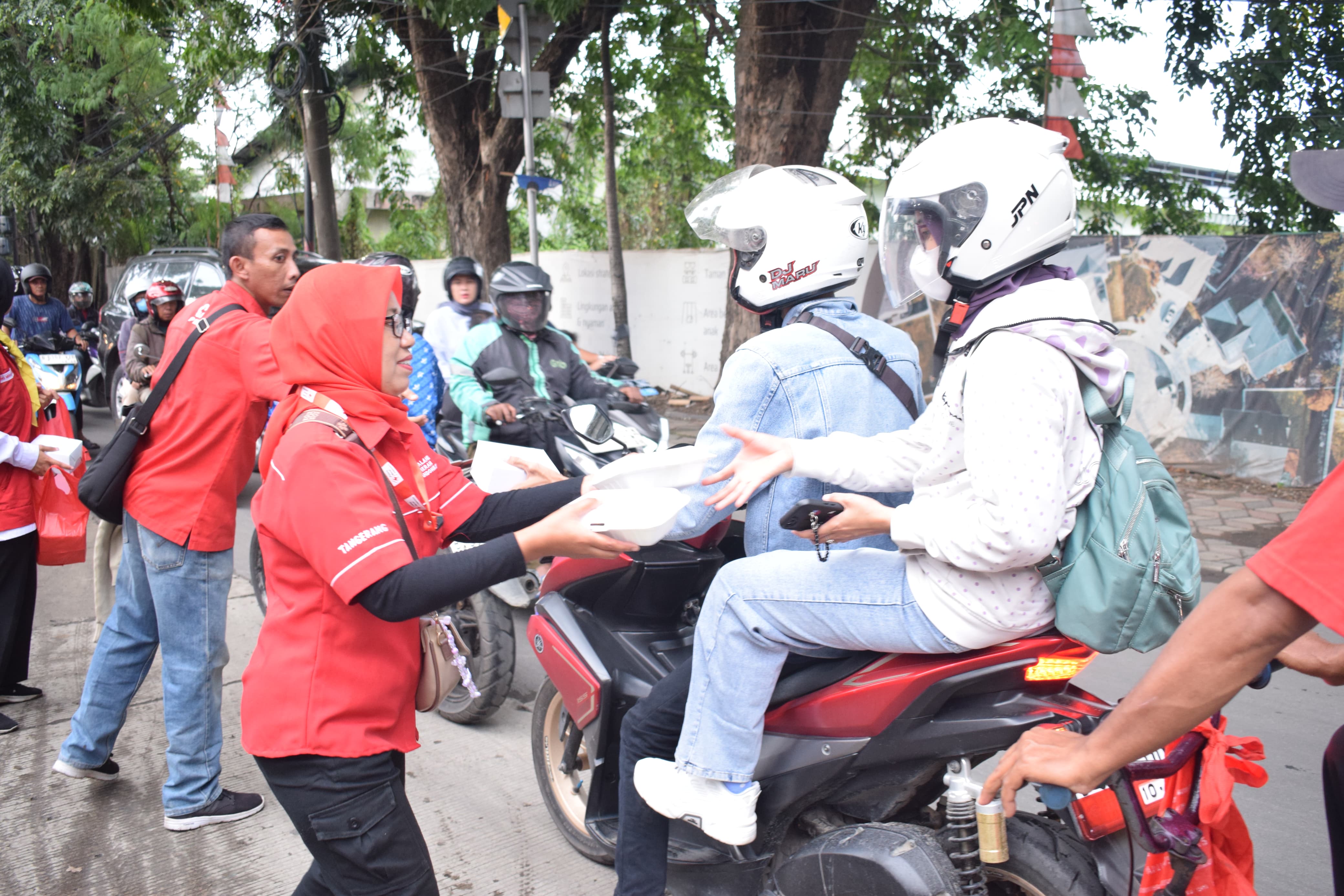 Humanity In Ramadhan 2025: PMI Kota Tangerang Berbagi Nasi Siap Santap dan Gelar Seminar Psikologis. foto dok. pmi kota tangerang