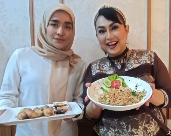 Ratna Listy dan Nana Mardiana. foto dok. batam seafood peranakan