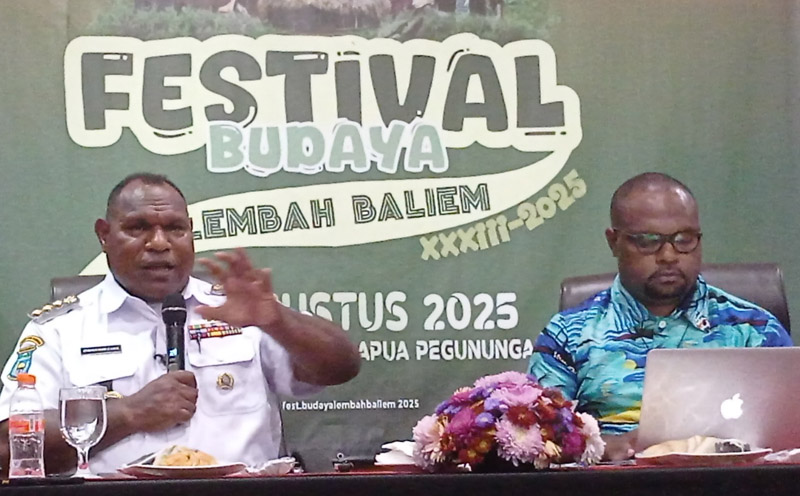 Bupati Jayawijaya, Atenius Murip, SH, MH, sedang memberi keterangan pers