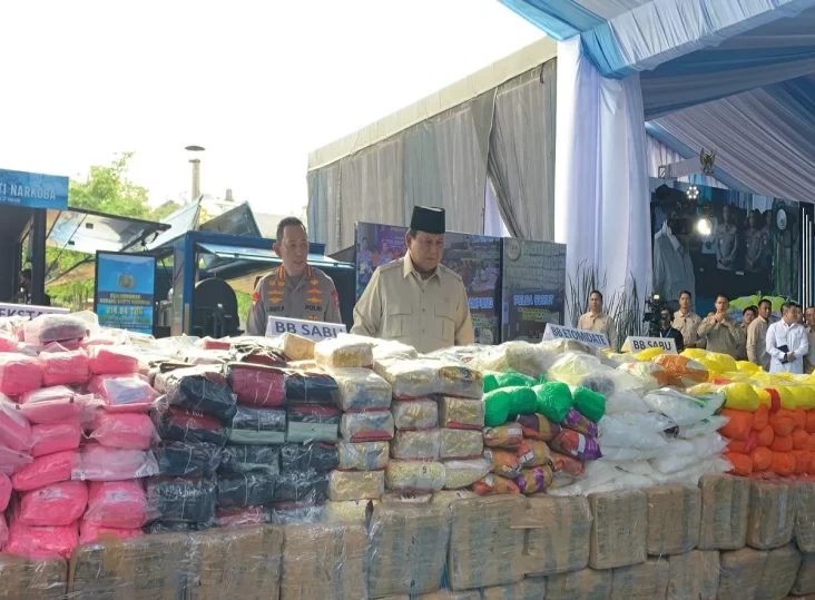 prabowo-hadiri-pemusnahan-narkoba-2148-ton-di-mabes-polri-jwj
