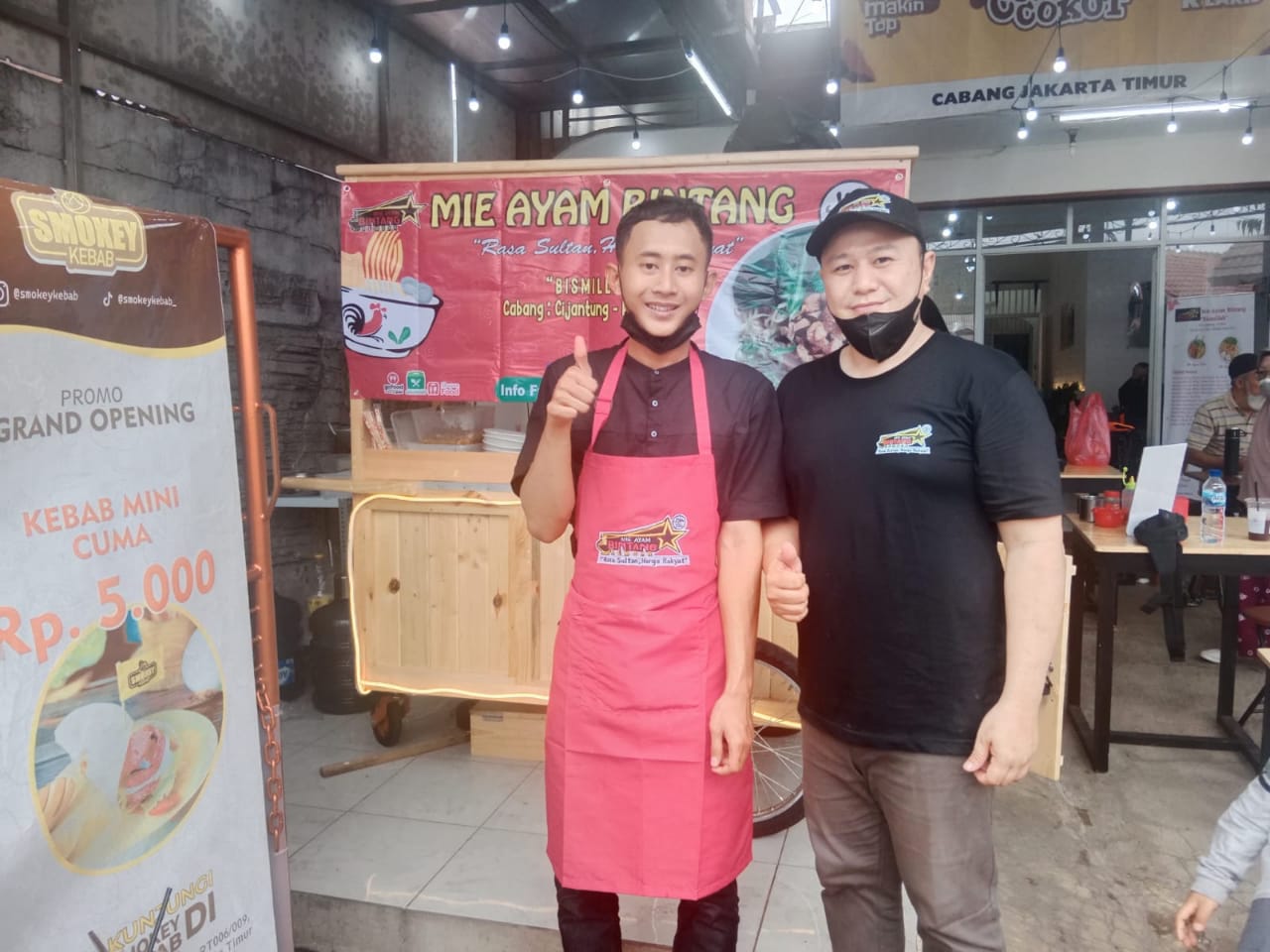 Daniel-pemilik-Mie-Ayam-Bintang-kanan-bersama-salah-satu-karyawan-kiri-di-cabang-Jakarta-Timur. foto dok. dana