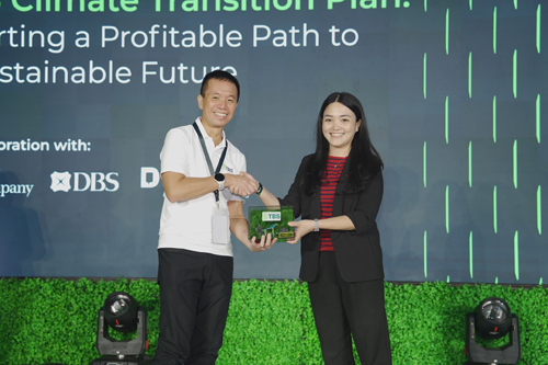 (Ki-ka) President Director PT TBS Energi Utama Tbk (TBS) Dicky Yordan dan SVP Sustainability DBS Bank Agnes Theresa meluncurkan Climate Transition Plan (CTP) oleh PT TBS Energi Utama Tbk (TBS). Peluncuran CTP ini menandai langkah strategis PT TBS Energi Utama Tbk dalam mencapai netralitas karbon pada 2030, dengan dukungan fasilitas pembiayaan berkelanjutan oleh Bank DBS Indonesia untuk mempercepat transisi energi rendah karbon di Indonesia. foto dok. tbs dan dbs